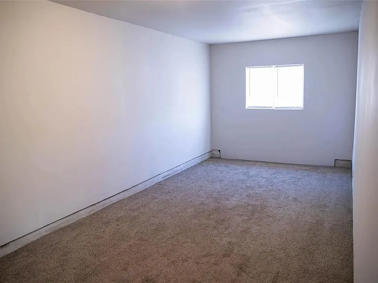 2498 Yorktown Dr — Photo 6
