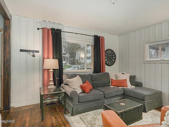5th image of 1319 Lafayette Ave NE