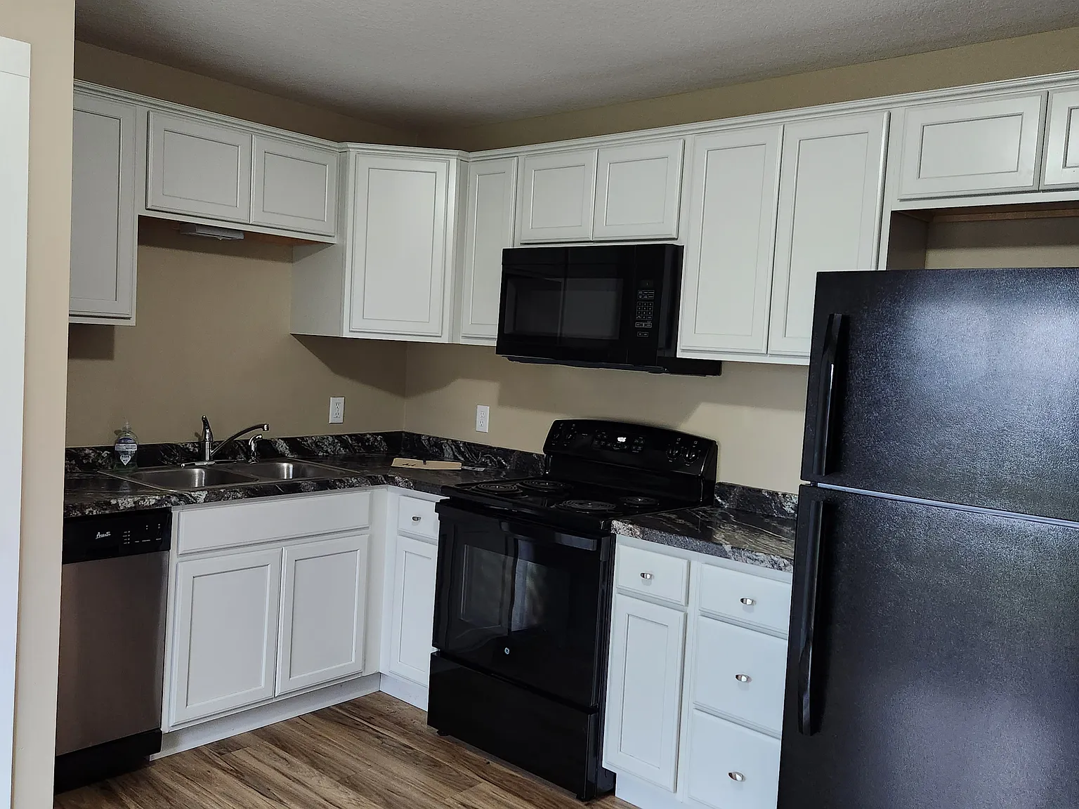 2 bed, 900 sqft, $1,350 — Photo 2