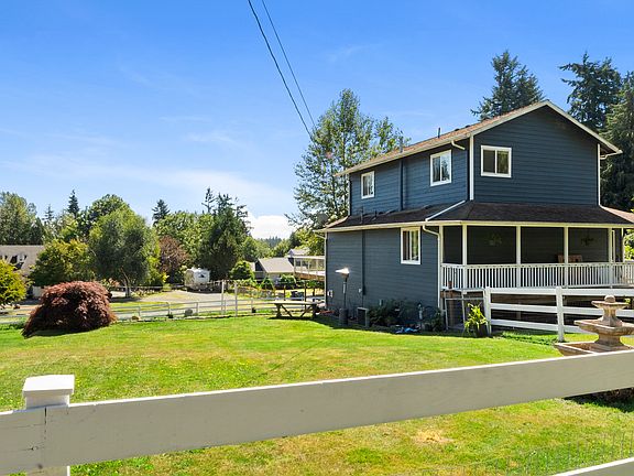 Fully-fenced, 1-acre yard!