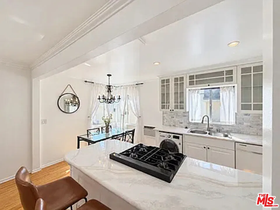 1 bed, 1.0 bath, 700 sqft, $4,000 — Photo 3