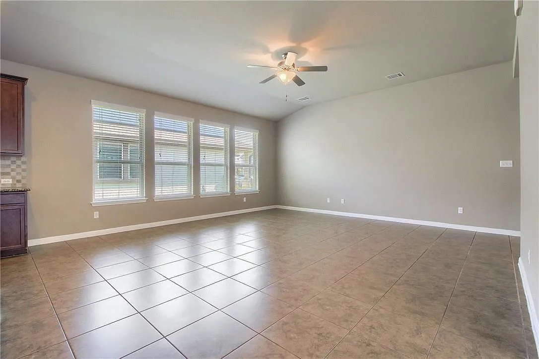 3 bed, 2.0 bath, 1954 sqft, $2,250 — Photo 4