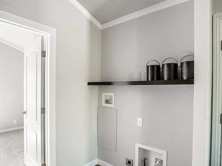 408 Springvalley Dr — Photo 9