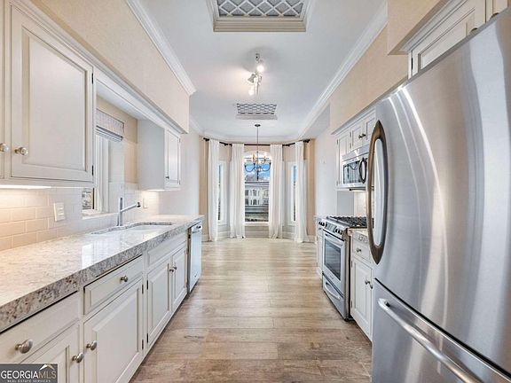 3rd image of 3636 Peachtree Rd NE APT 405