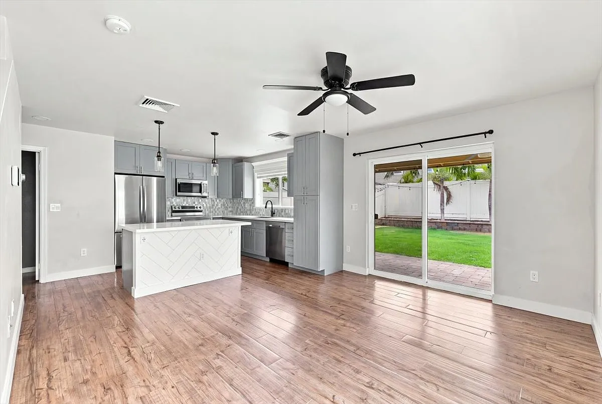 3 bed, 1152 sqft, $3,700 — Photo 2