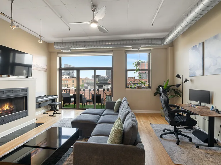 1301 W Madison St #503 — Photo 2