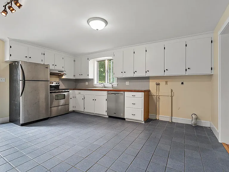 585 Walnut Hill Rd — Photo 8