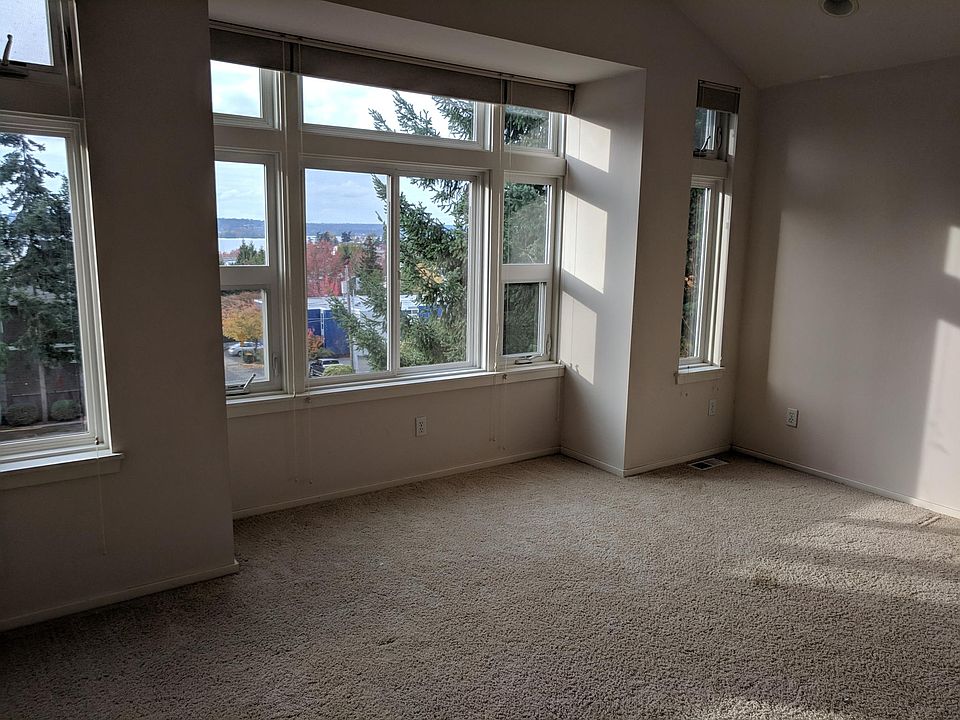 Master bedroom w/ lake views & en-suite bathroom, walk-in closet