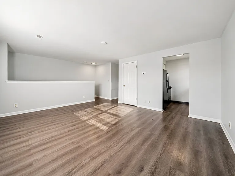 Manhattan Square Apartments — Photo 21