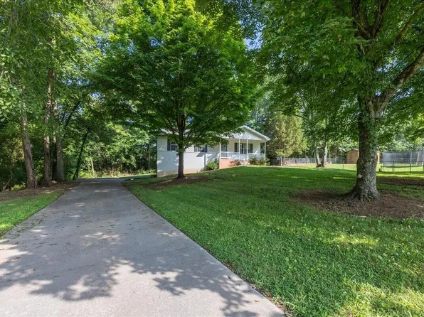 860 Anchor Dr, Lenoir City, TN 37771