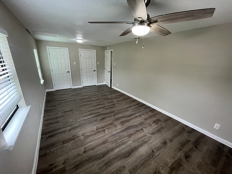 112 Derby Ln — Photo 5