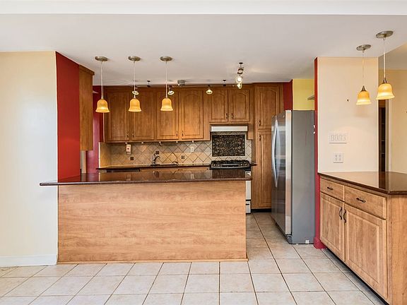 4th image of 225 Saint Pauls Ave #1211