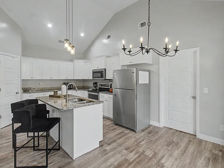 214 E Franklin St — Photo 5
