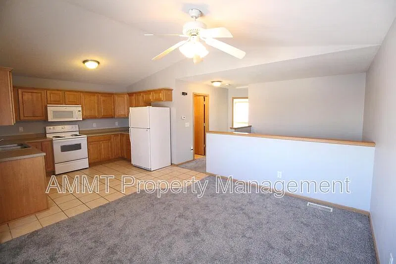 4 bed, 2.0 bath, 1136 sqft, $2,000 — Photo 3