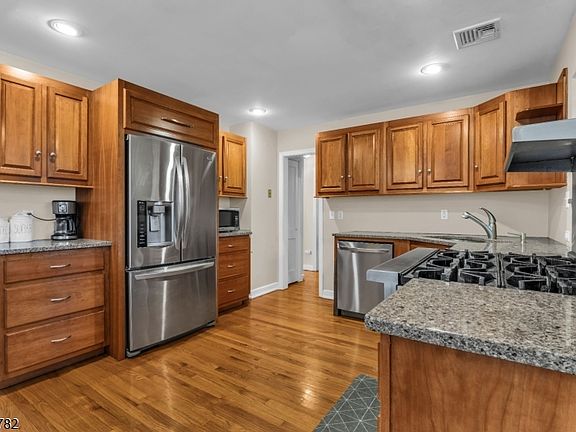 3rd image of 15 High Mountain Rd