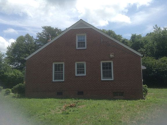 4th image of 946 Railroad St