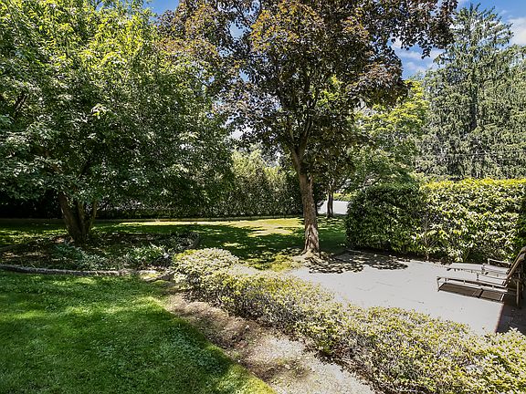 5th image of 19 Edgemont Cir
