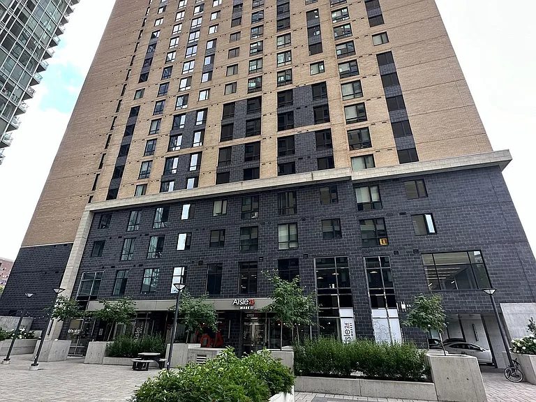 105 Champagne Ave S #1517 — Photo 27