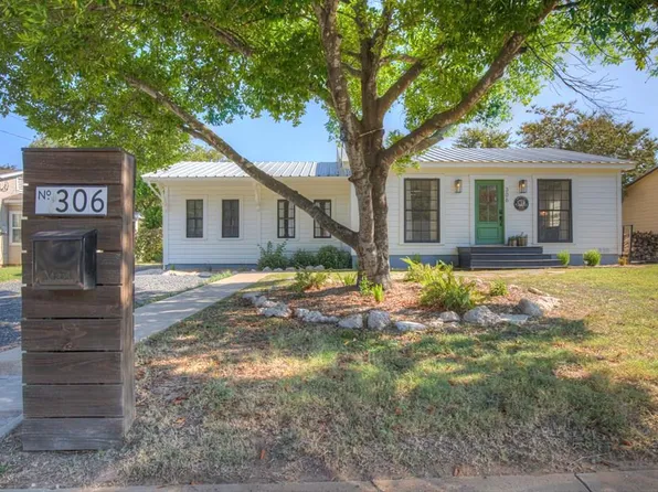 306 E Hackberry St, Fredericksburg, TX 78624