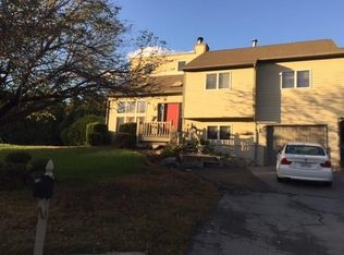 10 Valley View Cir, Cranston, RI 02921