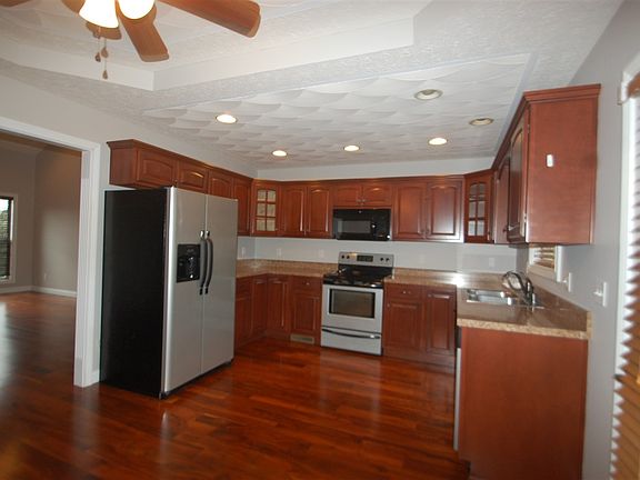 4th image of 223 S Rushmore Dr