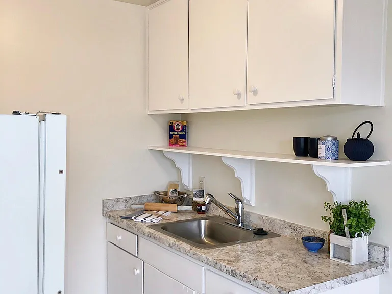 Coronado Apartments — Photo 5