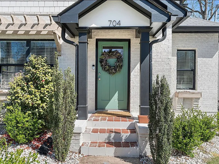 704 Rochelle Dr SW — Photo 4