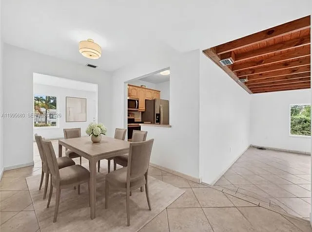 6447 SW 10th St — Photo 2