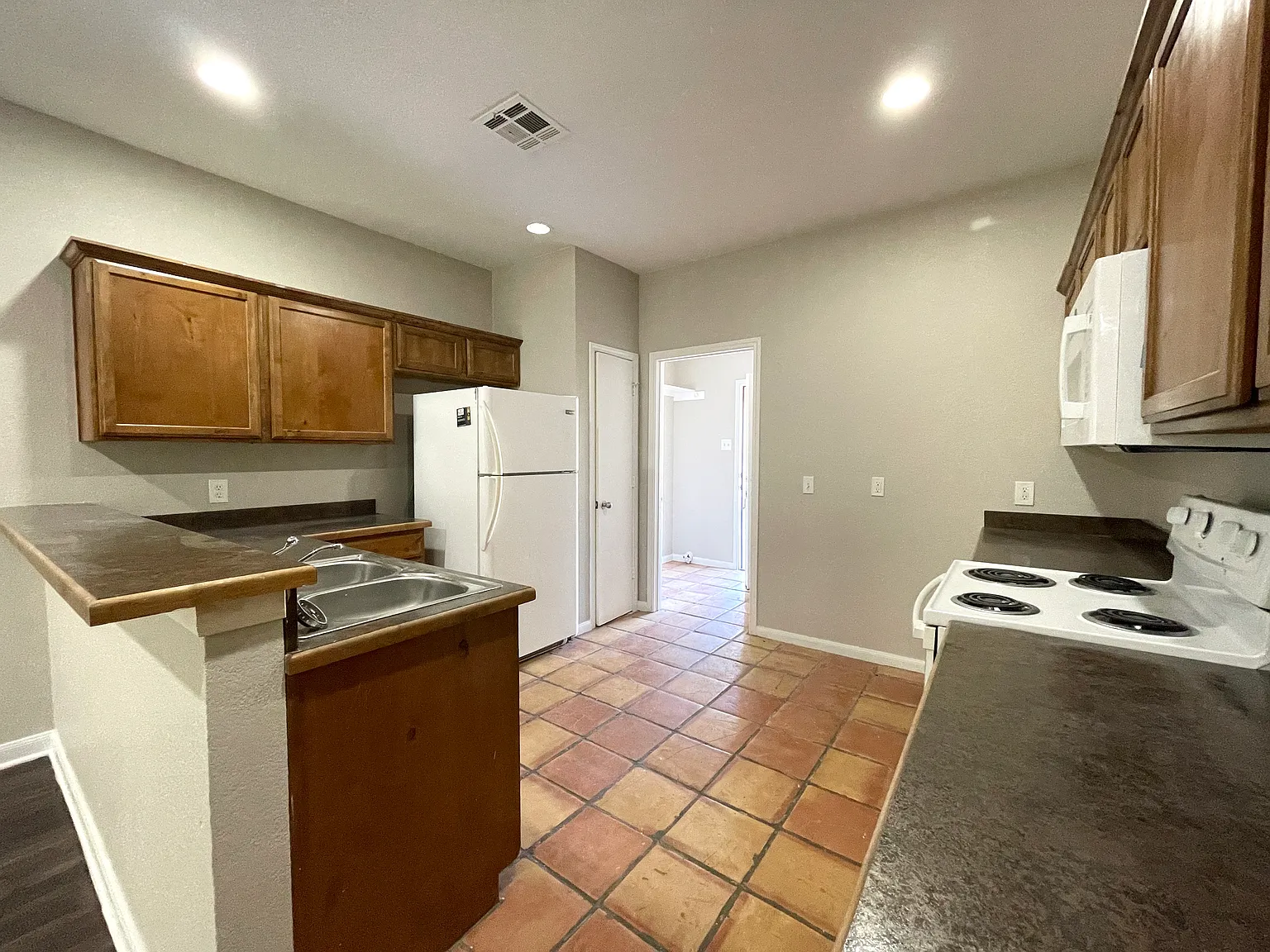 2 bed, $1,200 — Photo 2