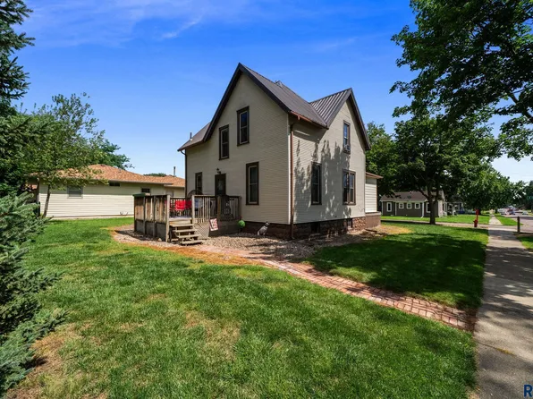 304 E 2nd St, Canton, SD 57013