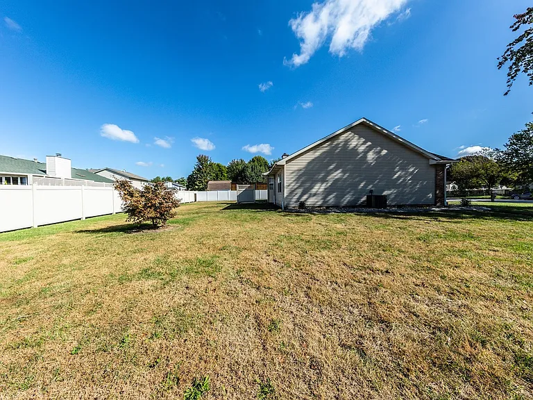1113 S Walnut St — Photo 29