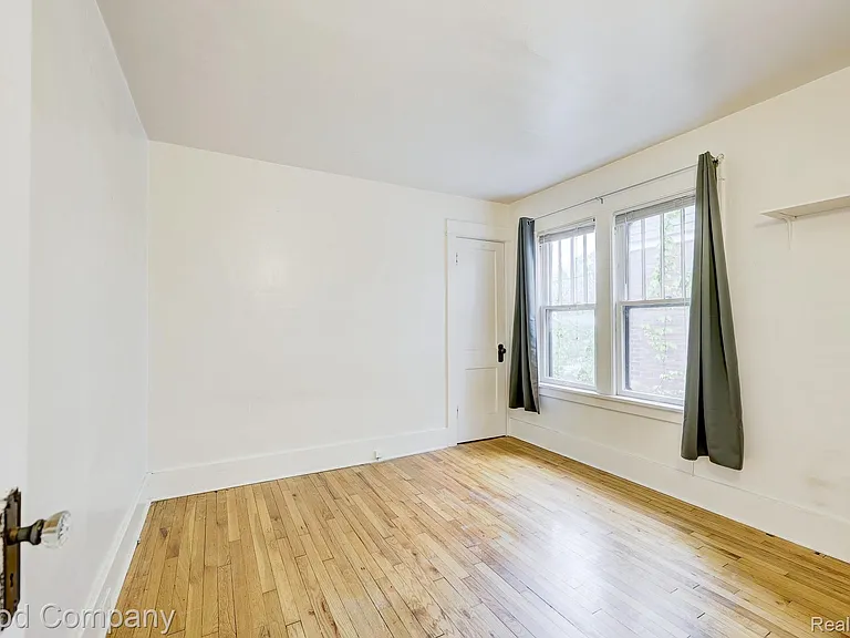 243 W Webster St — Photo 9