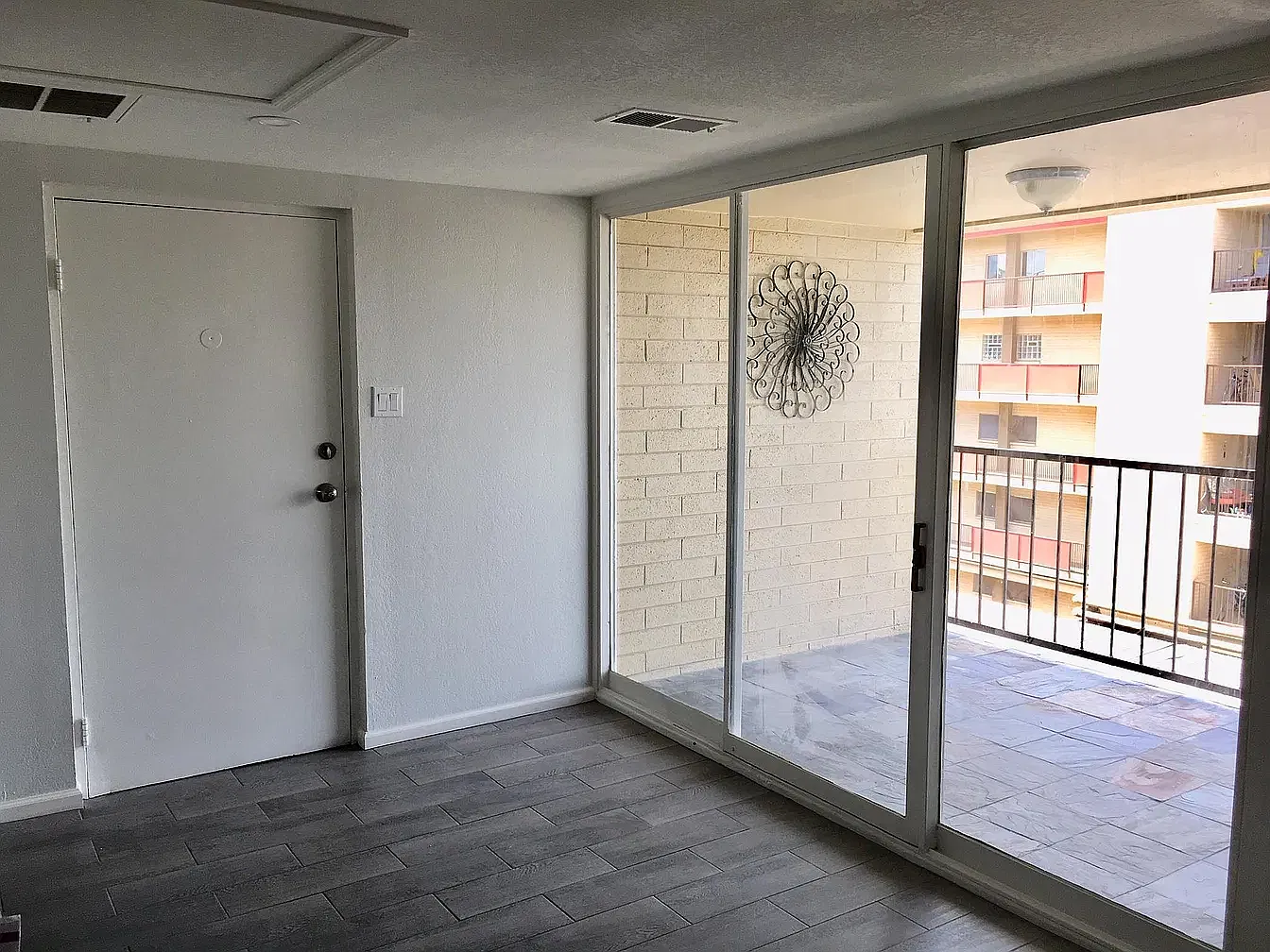 351 E Thomas Rd — Photo 4