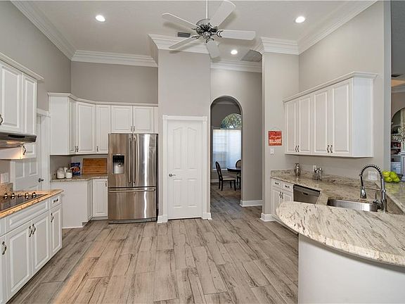 3rd image of 297 Leslie Ln