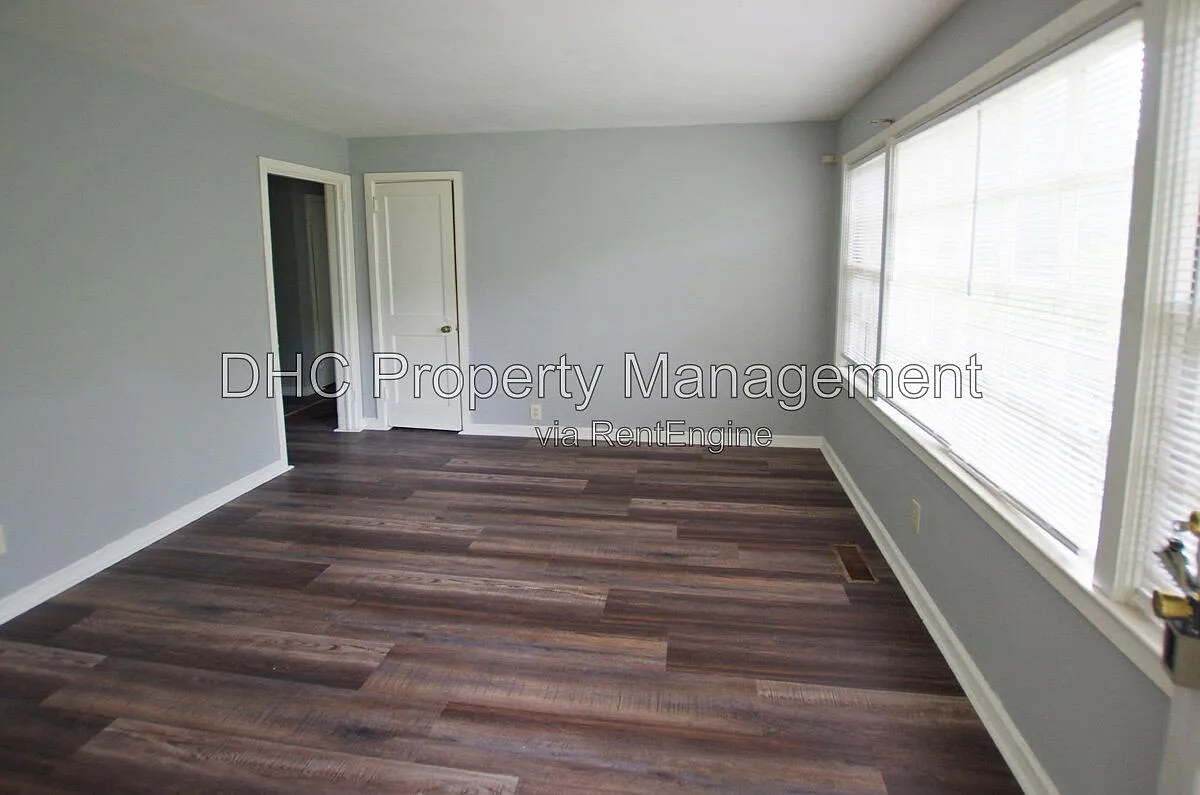 3 bed, 1.0 bath, 1056 sqft, $1,750 — Photo 3
