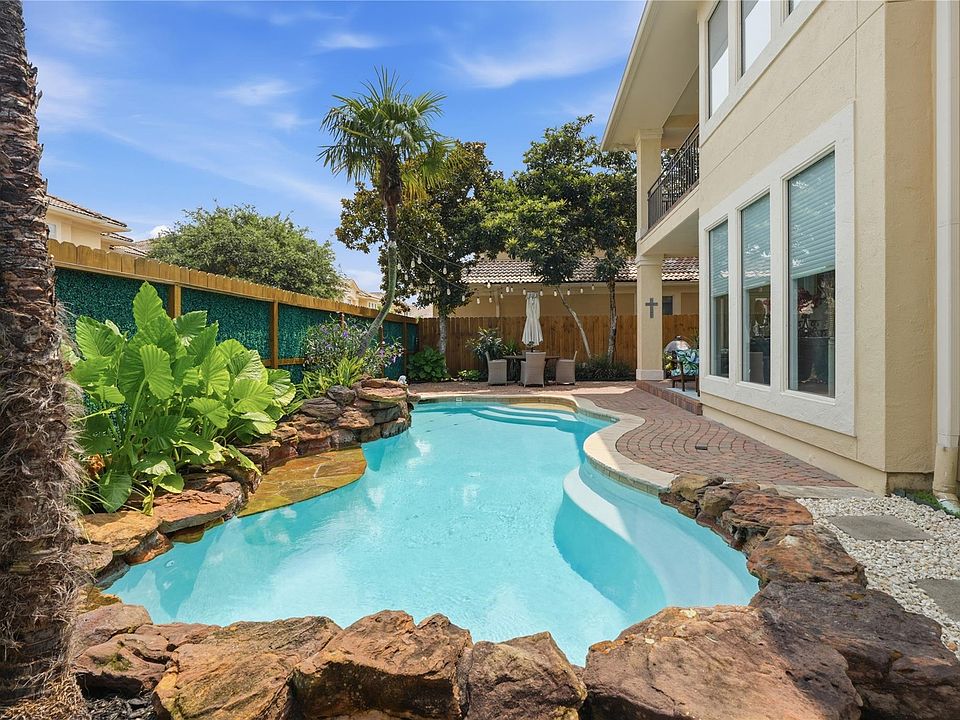 1st image of 320 Harborside Cir