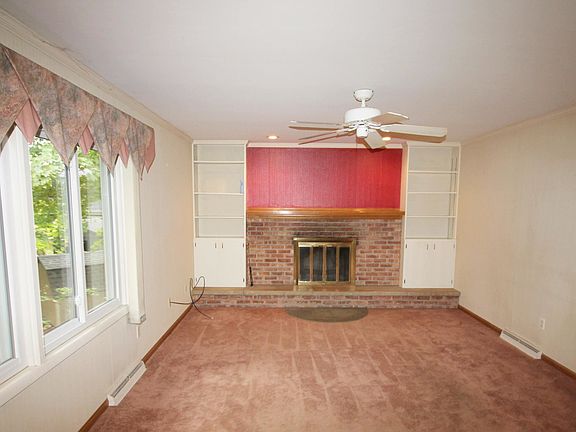 5th image of 985 Hillbrook Dr