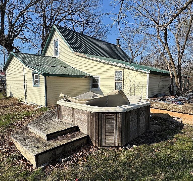2nd image of 103 S Maple St