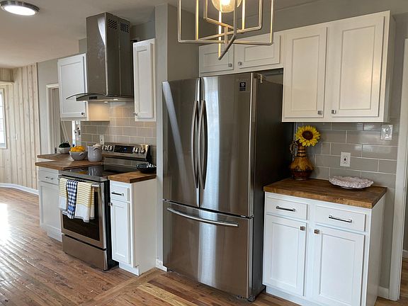 4th image of 302 Andrews St