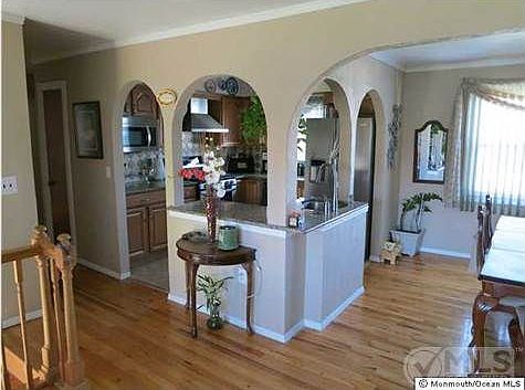 1st image of 102 Oak Hill Dr