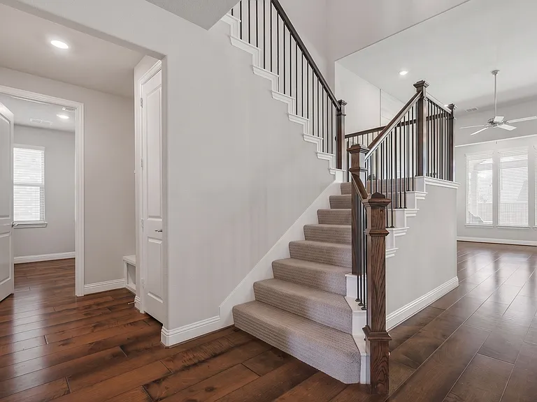 608 Artesian Dr — Photo 2