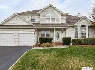 11 Emily Ct, Moriches, NY 11955