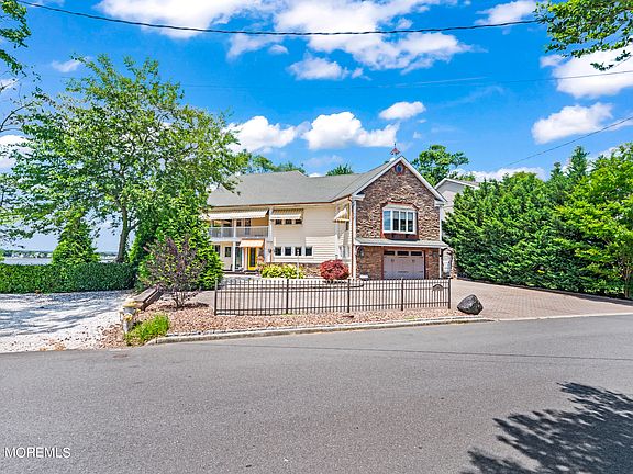 3rd image of 106 Point O Woods Drive