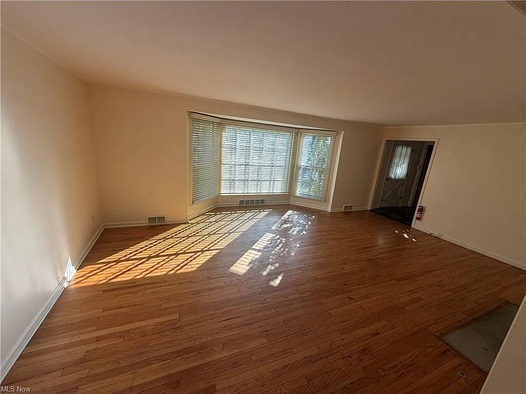 4 bed, 2.5 bath, 2200 sqft, $3,000 — Photo 2