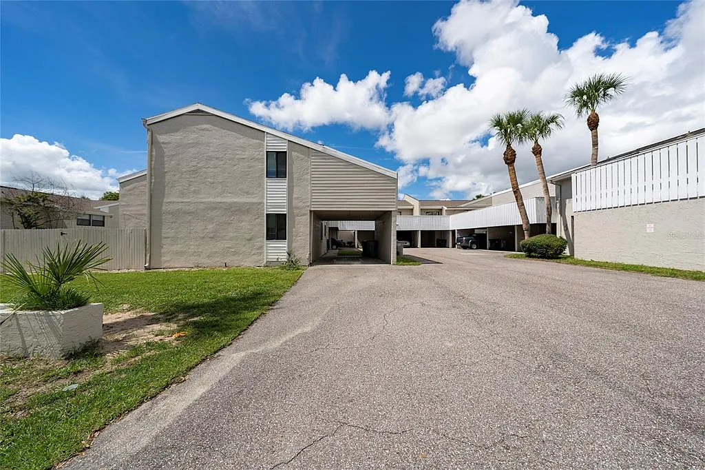 3 bed, 2.5 bath, 1231 sqft, $2,400 — Photo 2