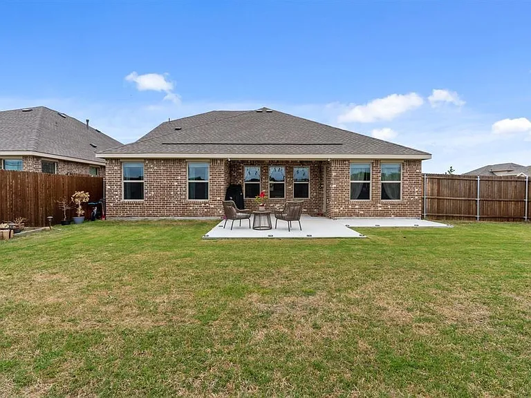 671 Farmstead Dr — Photo 4
