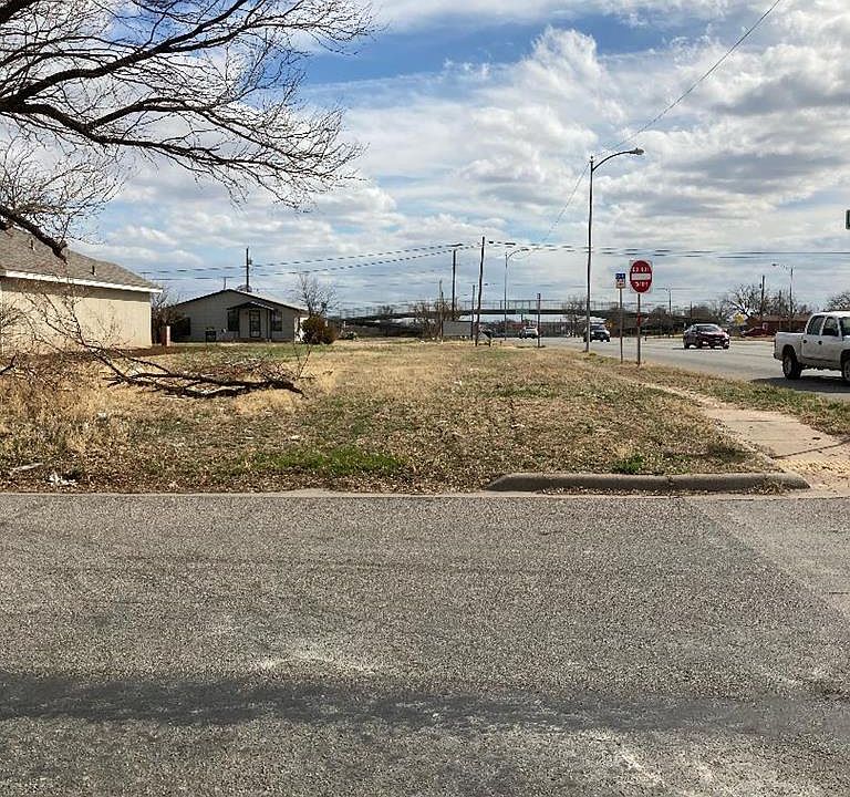 2nd image of 430 W Avenue X