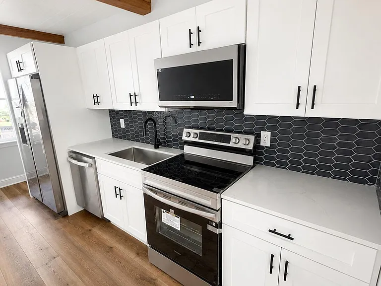 118 SW 7th St — Photo 2