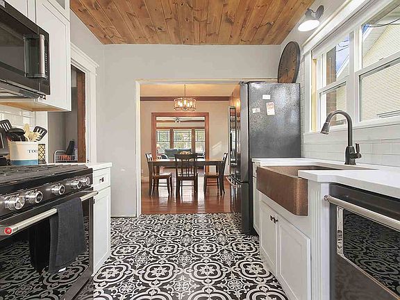 4th image of 213 N 1st Ave
