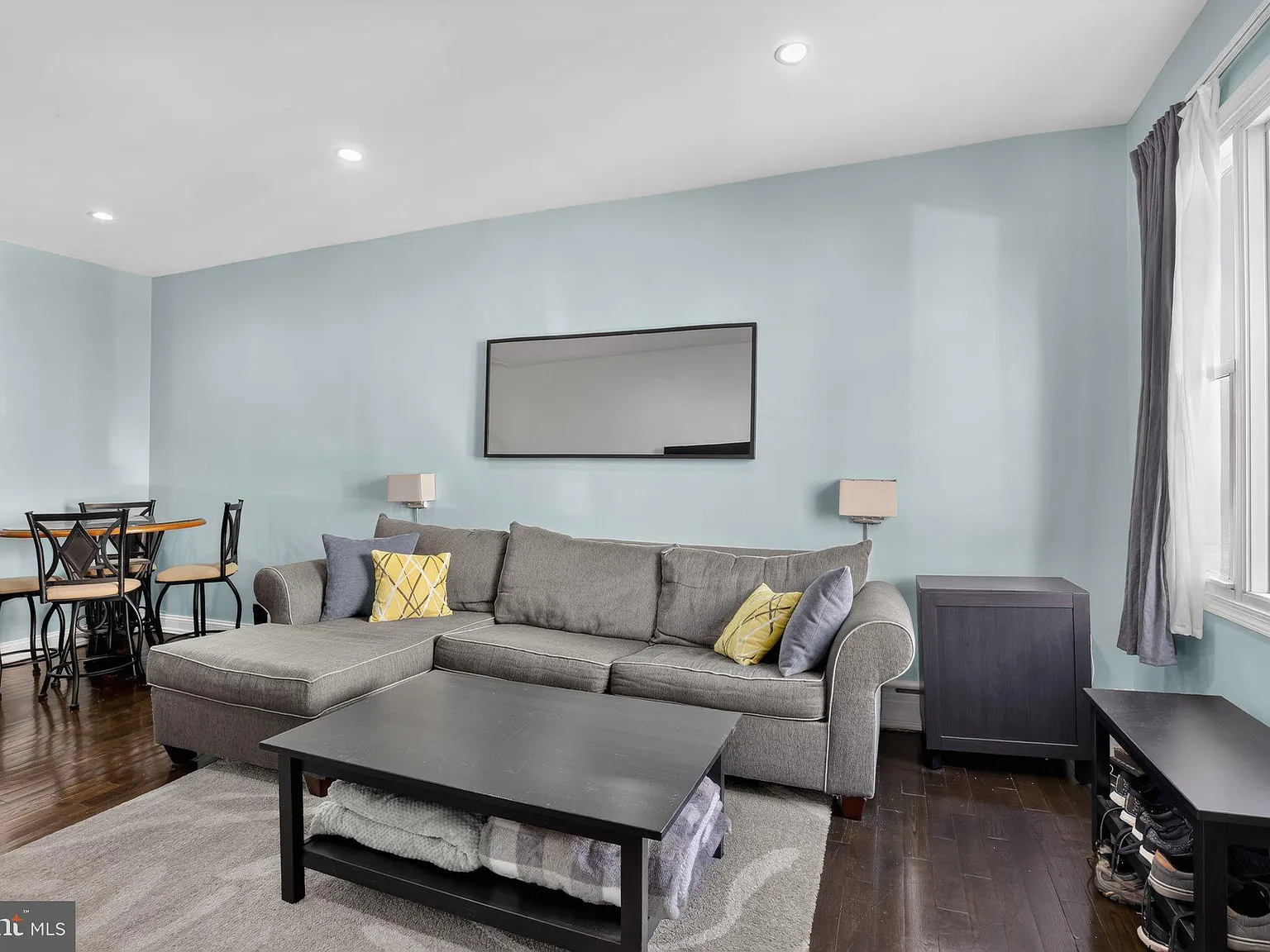 3 bed, 1.5 bath, 998 sqft, $2,050 — Photo 2